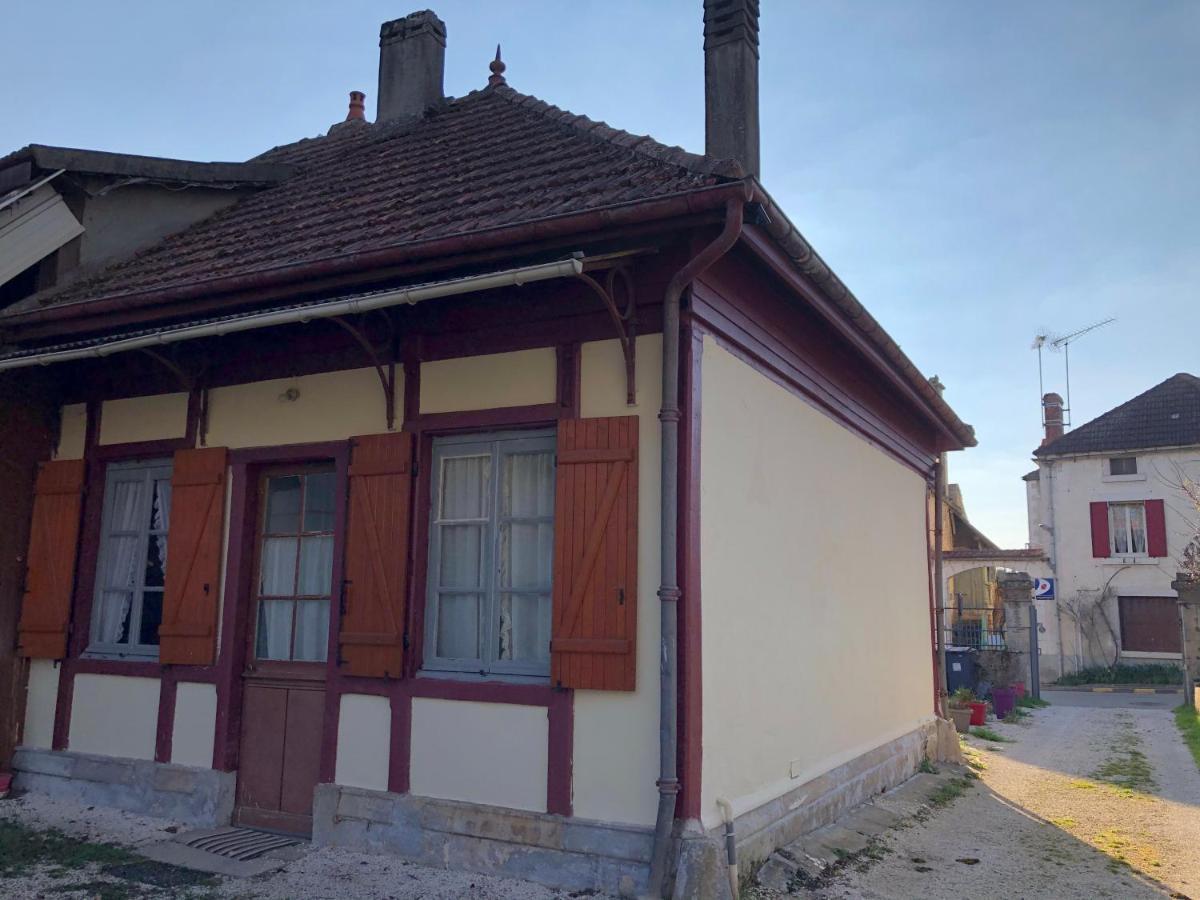 La Maison Des Amis Nuits Exterior photo